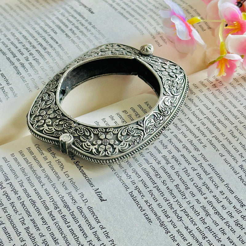 Traditional Handcrafted Design Kada Pair 